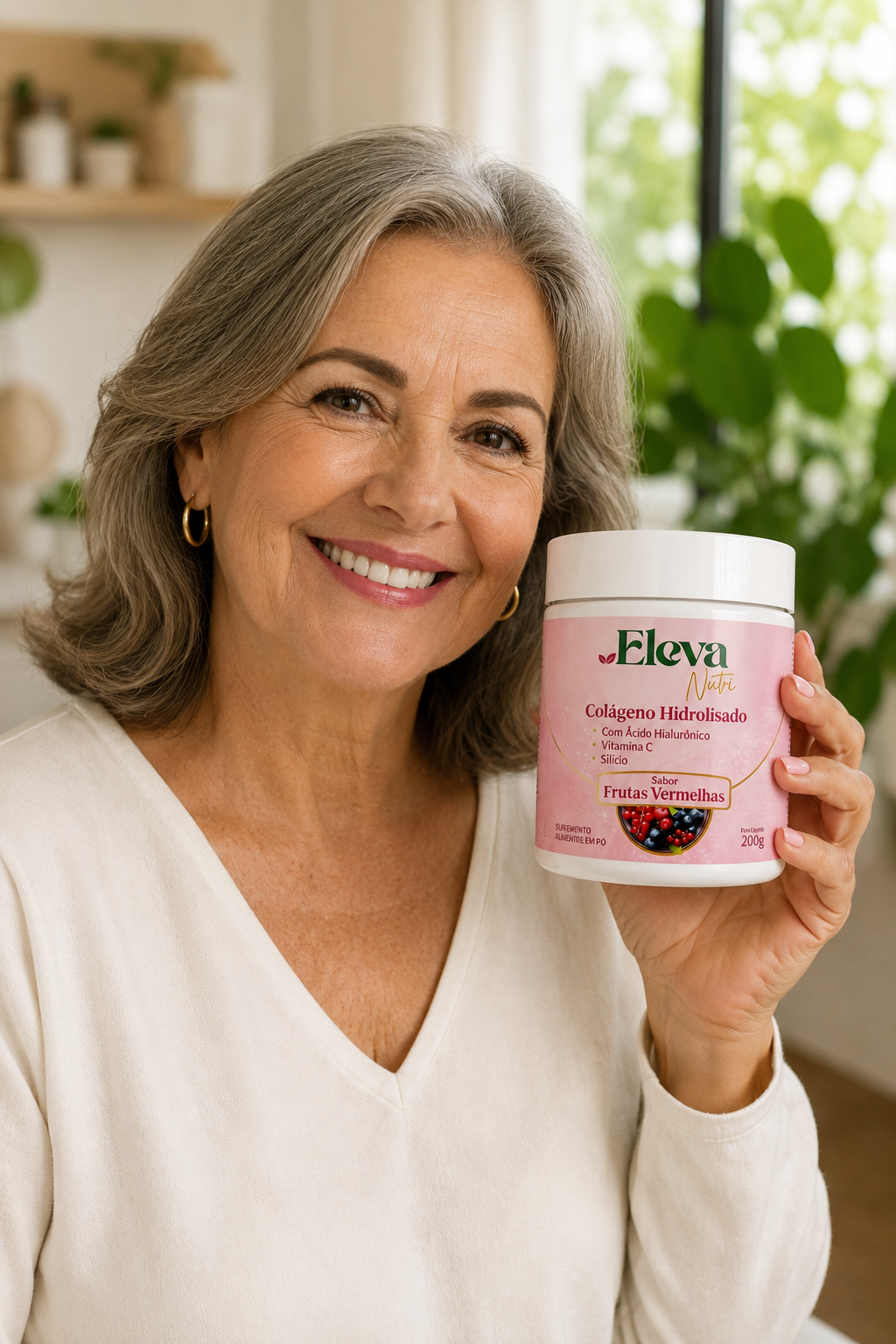 Mulher sorrindo segurando o pote de Eleva Nutri Colágeno Hidrolisado sabor frutas vermelhas
